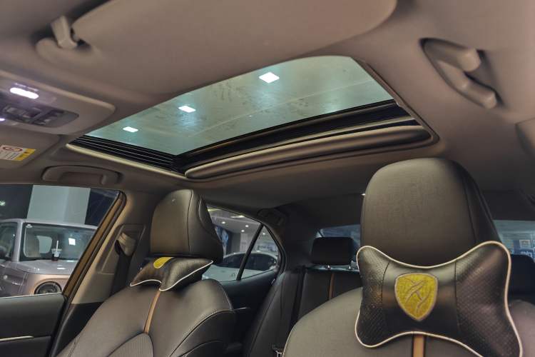 Used Toyota Camry 2021 2.0G Luxury Edition Interior 4
