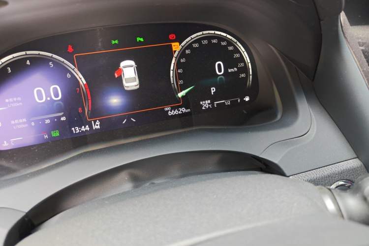 Used Toyota Camry 2021 2.5S Fēngshàng Edition Odometer Close Up