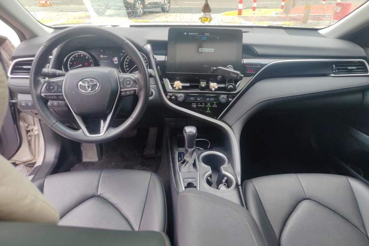 Used Toyota Camry 2021 2.0G Luxury Edition Center Console