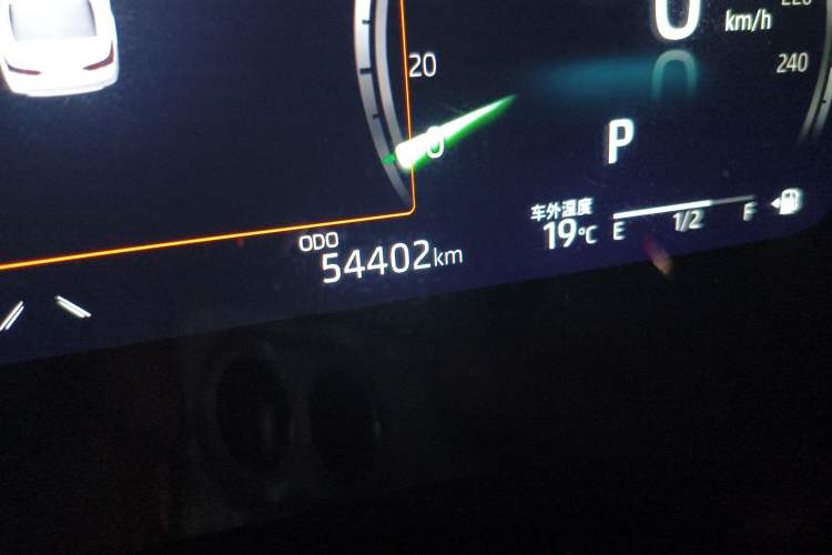 Used Toyota Camry 2021 2.5G Luxury Edition Odometer Close Up