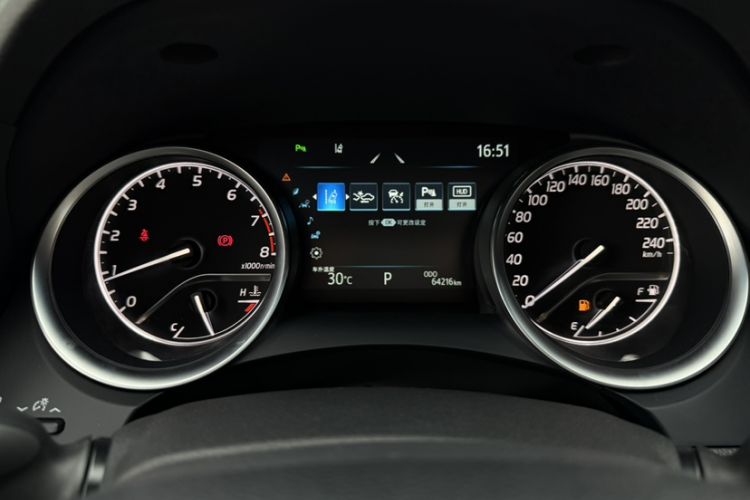 Used Toyota Camry 2021 2.0G Luxury Edition Odometer Close Up