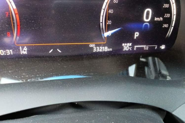 Used Toyota Camry 2021 2.5G Luxury Edition Odometer Close Up