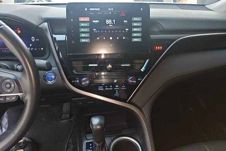 Used Toyota Camry 2021 Dual-Motor 2.5HG Luxury Edition Audio And AC Panel