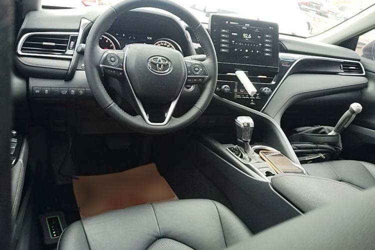 Used Toyota Camry 2021 2.0G Luxury Edition Center Console