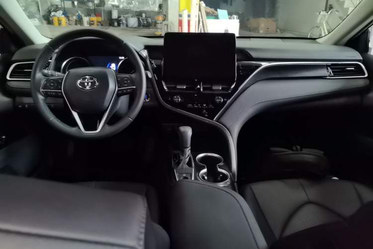 Used Toyota Camry 2021 2.0G Luxury Edition Center Console