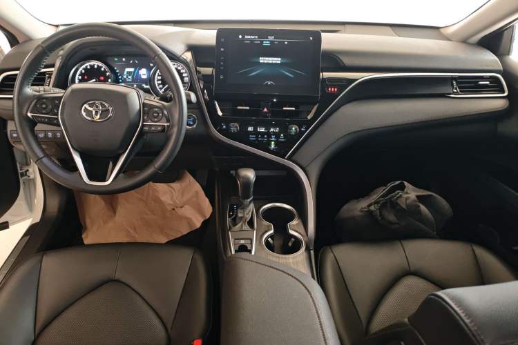 Used Toyota Camry 2021 2.0G Luxury Edition Center Console