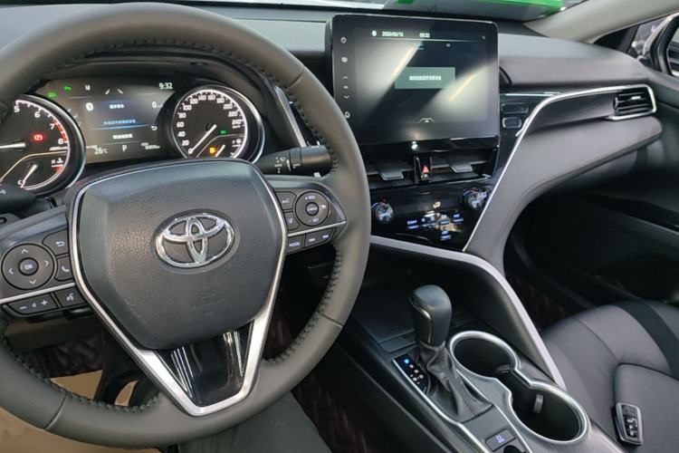 Used Toyota Camry 2021 2.0G Luxury Edition Center Console