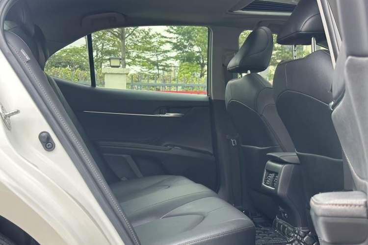 Used Toyota Camry 2021 2.0G Luxury Edition Interior 10