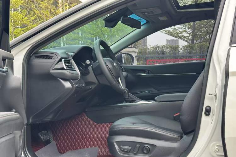 Used Toyota Camry 2021 2.0G Luxury Edition Interior 3
