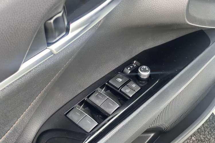 Used Toyota Camry 2021 2.0G Luxury Edition Interior 8