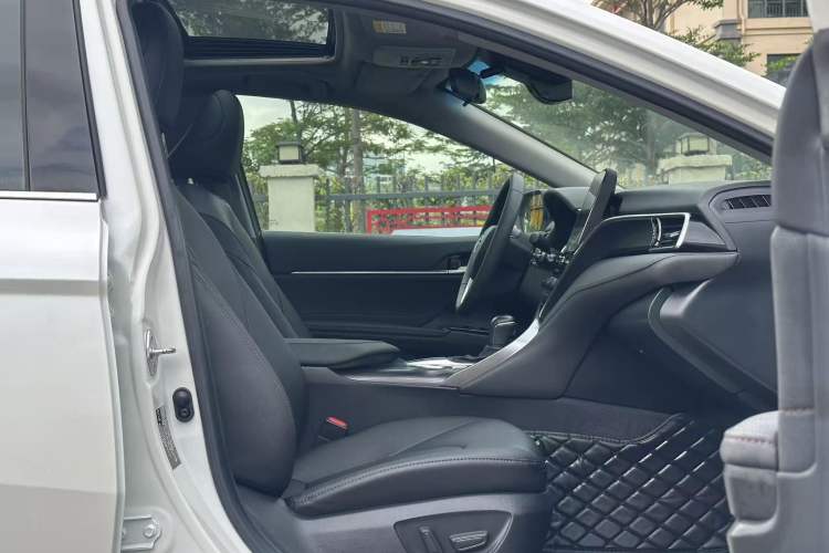 Used Toyota Camry 2021 2.0G Luxury Edition Interior 9