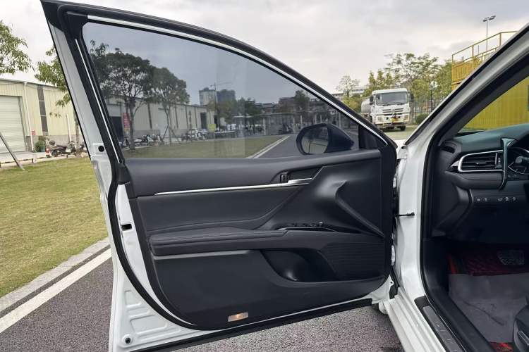 Used Toyota Camry 2021 2.0G Luxury Edition Interior 9
