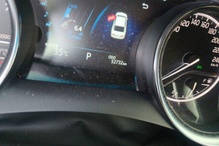 Used Toyota Camry 2021 2.0G Luxury Edition Odometer Close Up
