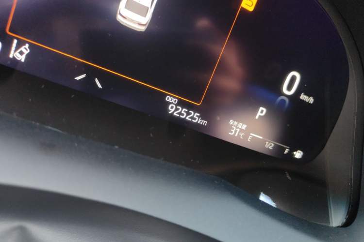 Used Toyota Camry 2021 2.5S Fēngshàng Edition Odometer Close Up