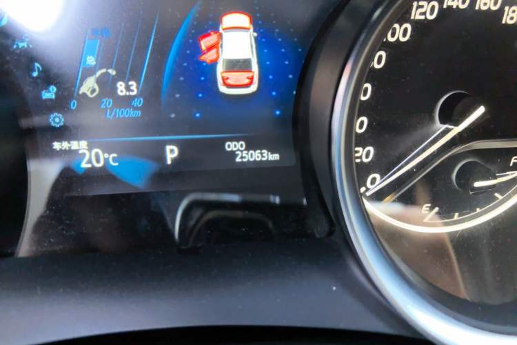 Used Toyota Camry 2021 2.0G Luxury Edition Odometer Close Up