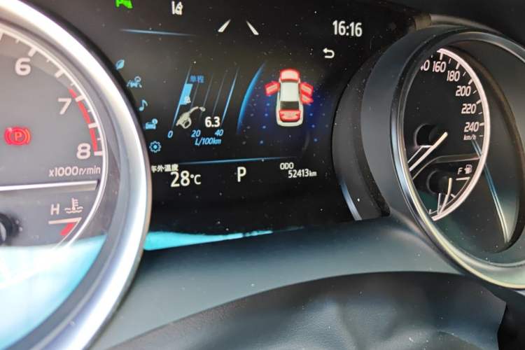 Used Toyota Camry 2021 2.0G Luxury Edition Odometer Close Up
