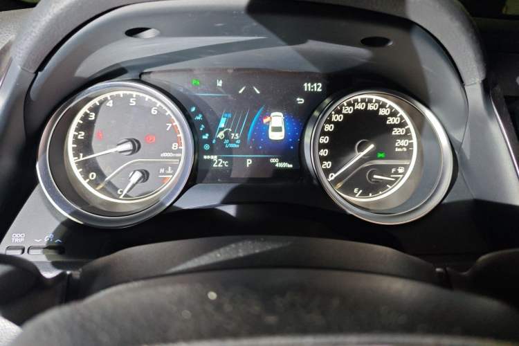 Used Toyota Camry 2021 2.0G Luxury Edition Odometer Close Up