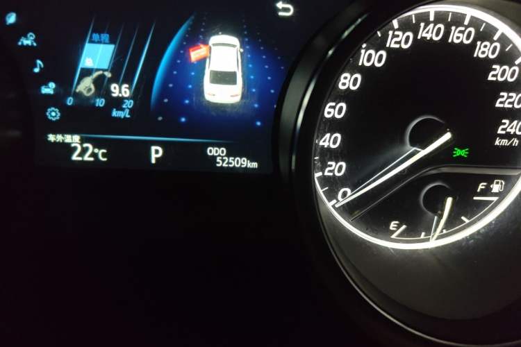 Used Toyota Camry 2021 2.0G Luxury Edition Odometer Close Up