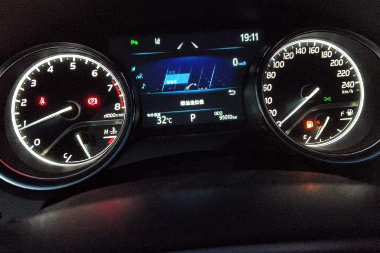 Used Toyota Camry 2021 2.0G Luxury Edition Odometer Close Up