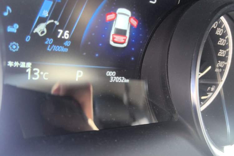 Used Toyota Camry 2021 2.0G Luxury Edition Odometer Close Up
