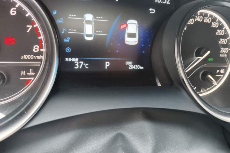 Used Toyota Camry 2021 2.0G Luxury Edition Odometer Close Up