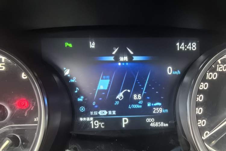 Used Toyota Camry 2021 2.0G Luxury Edition Odometer Close Up
