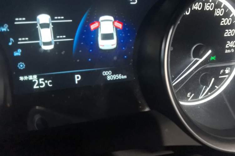 Used Toyota Camry 2021 2.0G Luxury Edition Odometer Close Up