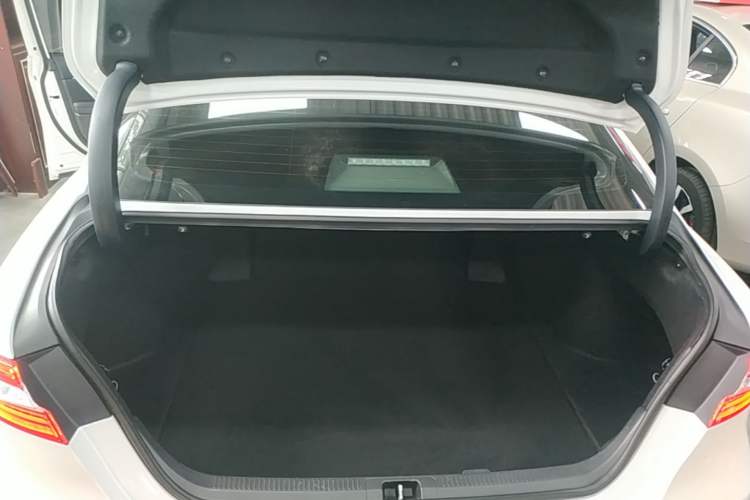 Used Toyota Camry 2021 2.0G Luxury Edition Trunk
