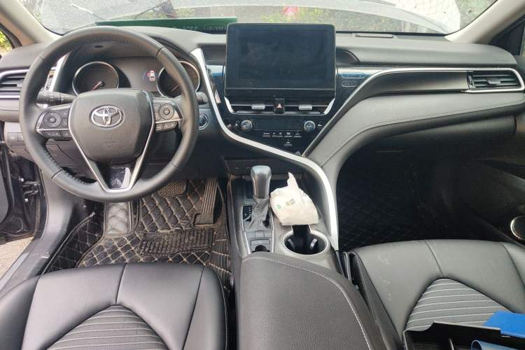 Used Toyota Camry 2022 2.0S Knight Edition Center Console