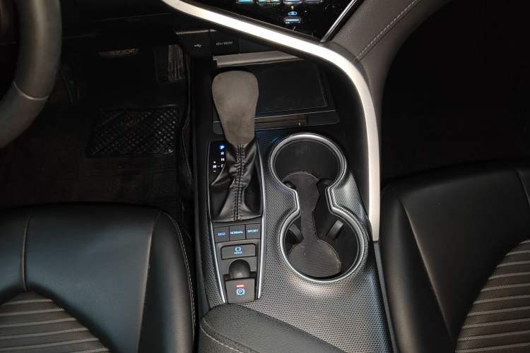 Used Toyota Camry 2022 2.0S Knight Edition Gear Lever