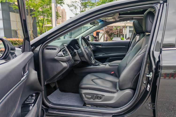 Used Toyota Camry 2022 2.0GVP Premier Edition Interior 4