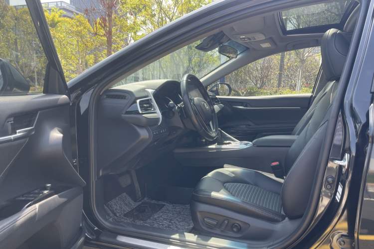 Used Toyota Camry 2022 2.0S Knight Edition Interior 9