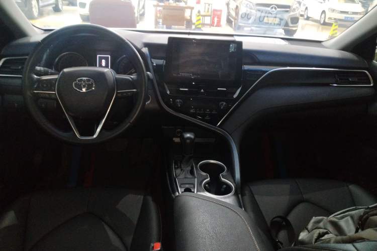 Used Toyota Camry 2022 2.0GVP Premier Edition Center Console