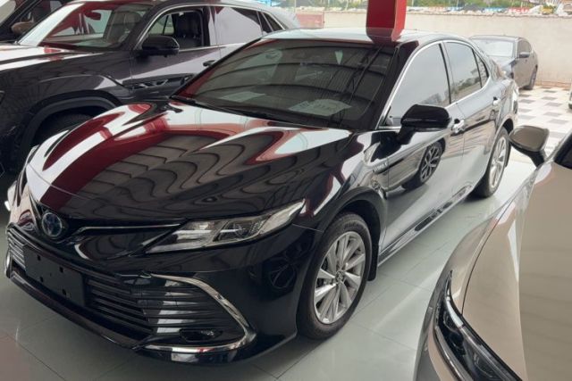 Ojetý Toyota Camry 2023 Dual-Motor 2.5 HGVP Leading Edition