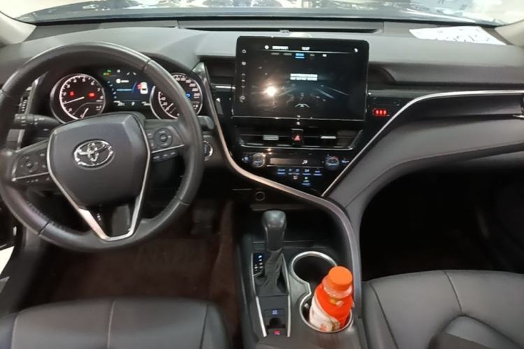 Used Toyota Camry 2023 2.0G Luxury Edition Center Console