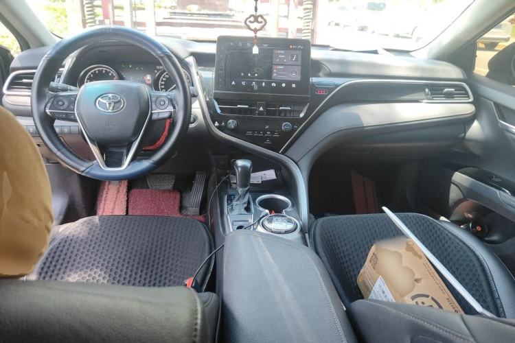Used Toyota Camry 2023 2.0G Luxury Edition Center Console