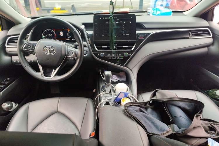 Used Toyota Camry 2023 2.5G Luxury Edition Center Console