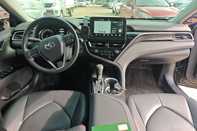 Used Toyota Camry 2023 2.0G Luxury Edition Center Console