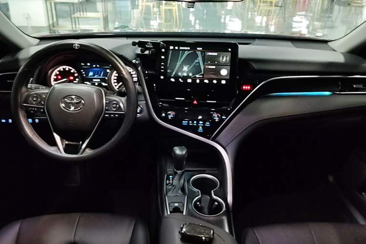 Used Toyota Camry 2023 2.0G Luxury Edition Center Console