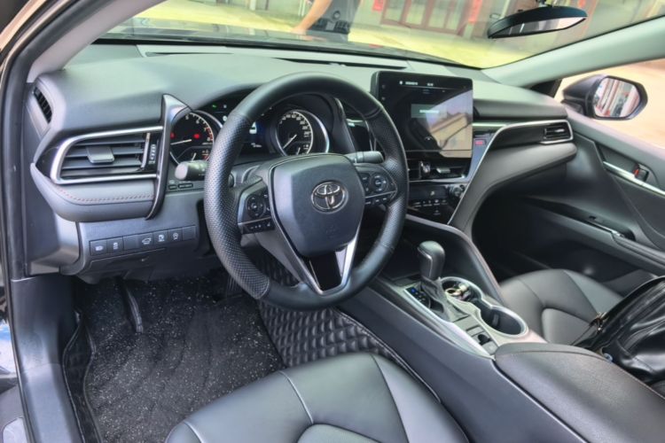 Used Toyota Camry 2023 2.0G Luxury Edition Center Console