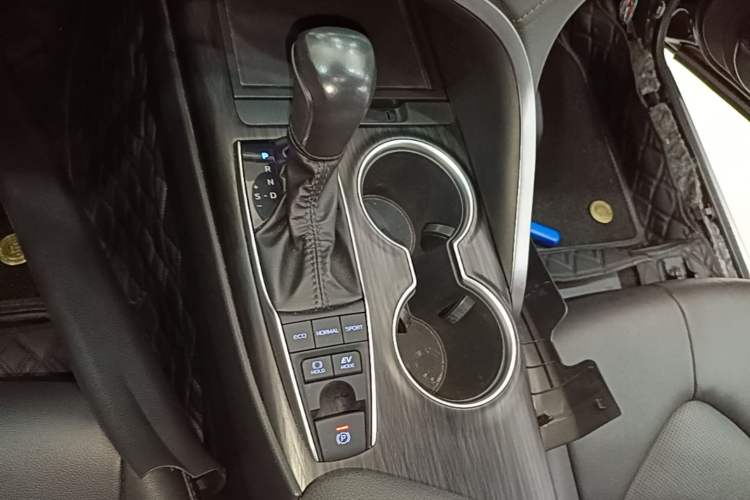 Used Toyota Camry 2023 Dual-Motor 2.5HG Luxury Edition Gear Lever