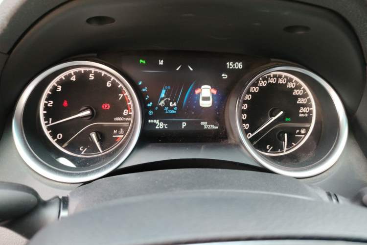 Used Toyota Camry 2023 2.0G Luxury Edition Odometer Close Up