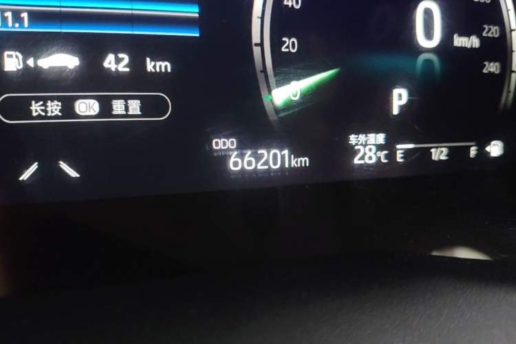 Used Toyota Camry 2023 2.5G Luxury Edition Odometer Close Up