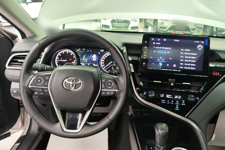 Used Toyota Camry 2023 2.0G Luxury Edition Center Console