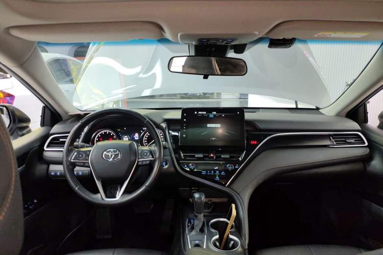 Used Toyota Camry 2023 2.0G Luxury Edition Center Console