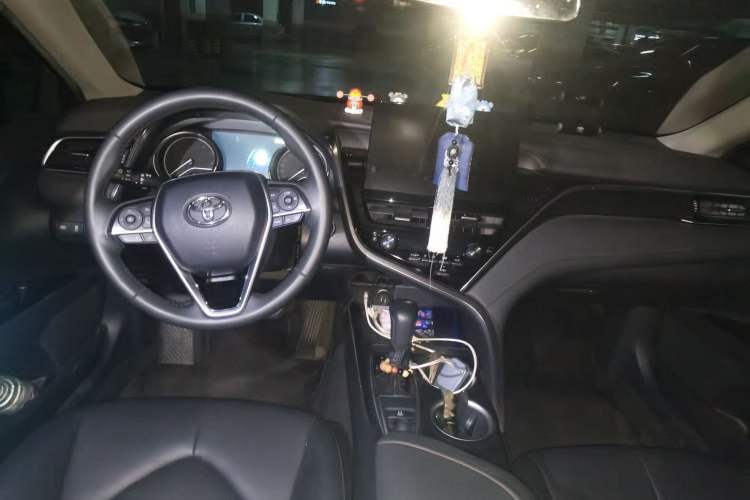 Used Toyota Camry 2023 2.0G Luxury Edition Center Console