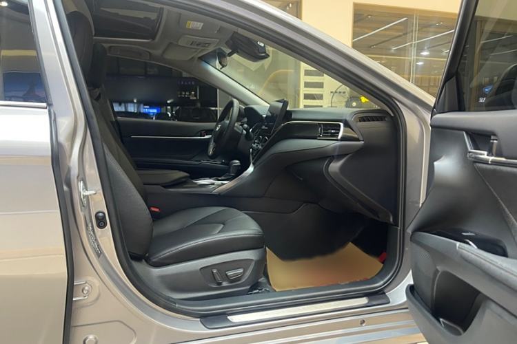 Used Toyota Camry 2023 2.0G Luxury Edition Interior 14