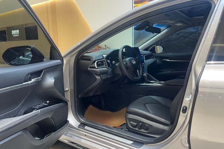 Used Toyota Camry 2023 2.0G Luxury Edition Interior 7