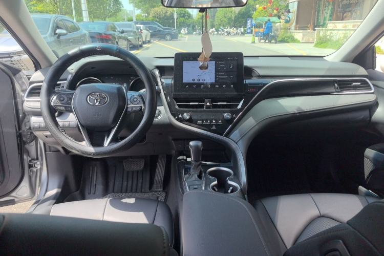 Used Toyota Camry 2023 2.0G Luxury Edition Center Console
