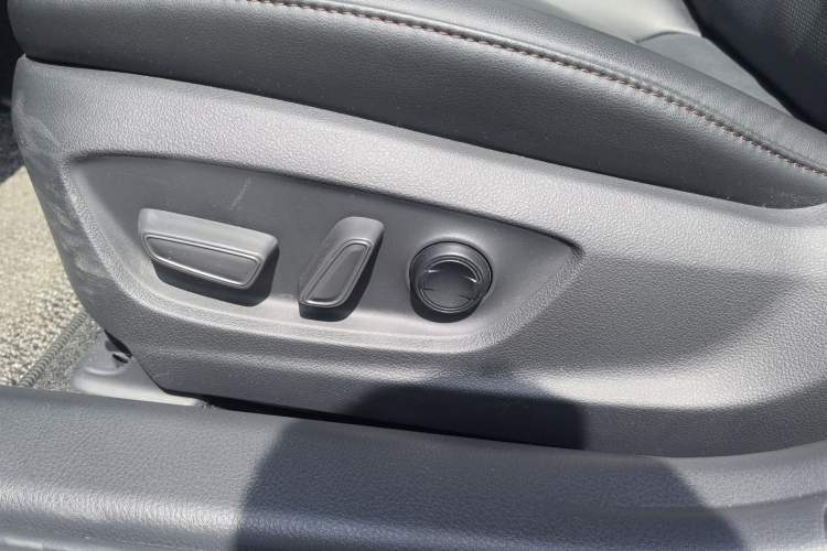 Used Toyota Camry 2023 2.0G Luxury Edition Interior 2